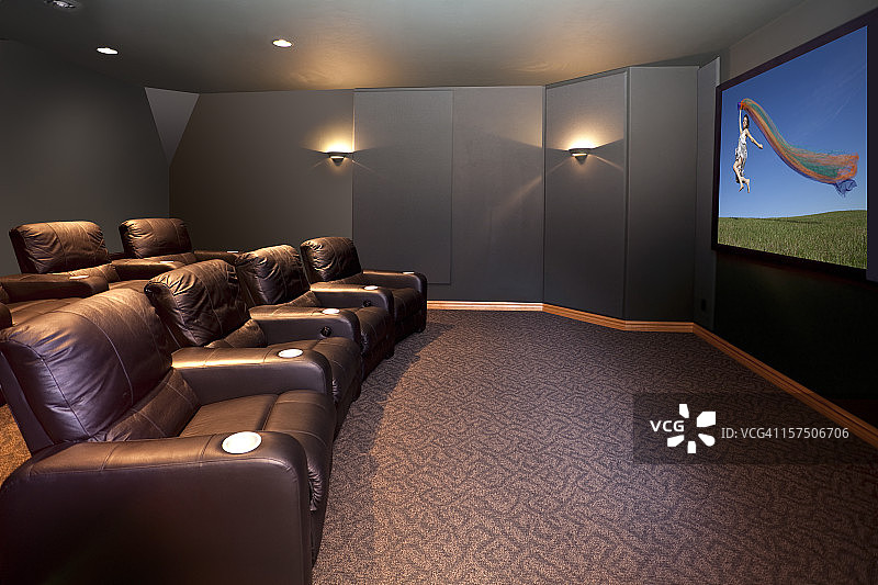 带真皮躺椅的家庭影院室图片素材