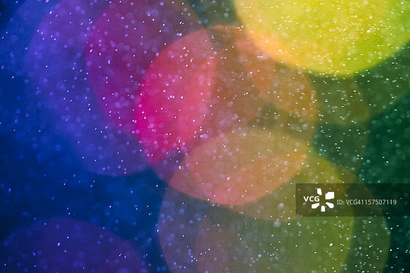 具有喷水和散焦灯光的抽象图案图片素材
