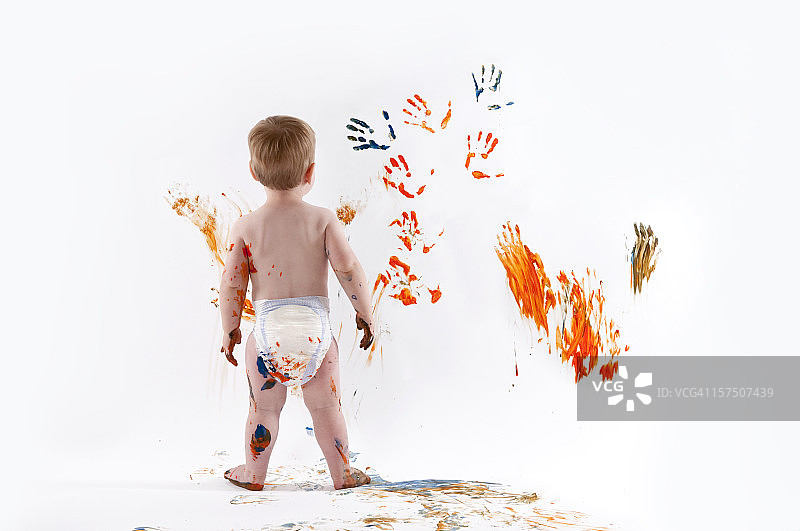 小男孩手指画图片素材