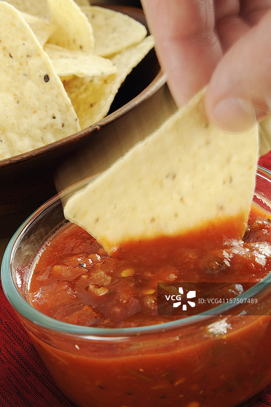 玉米片蘸萨尔萨酱图片素材