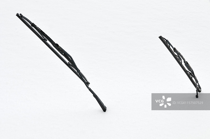 从积雪中伸出的两个挡风玻璃刮水器图片素材