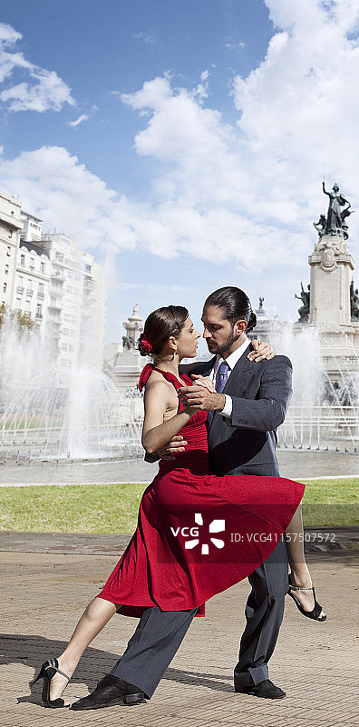 阿根廷情侣在布宜诺斯艾利斯街头跳探戈图片素材