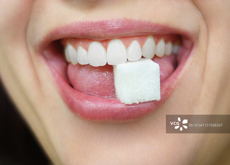口中的方糖图片素材