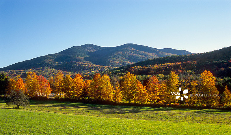 新英格兰秋季田野和山脉图片素材