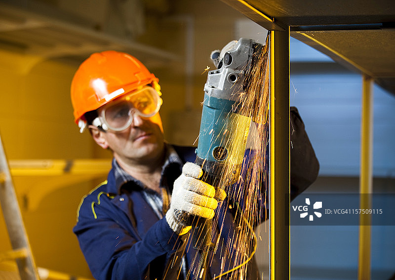 建筑工人打磨金属结构焊接处图片素材