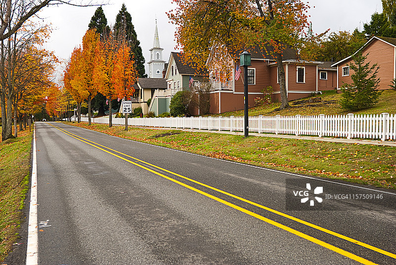 穿过美国小镇的双车道公路图片素材