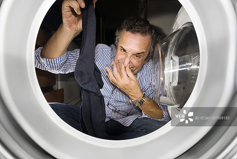 难闻的气味和洗衣机图片素材