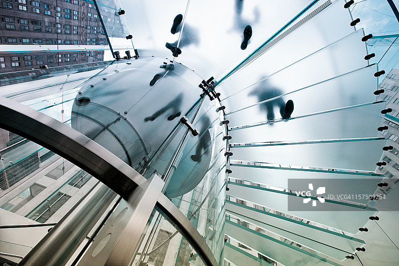 现代玻璃楼梯脚印图片素材