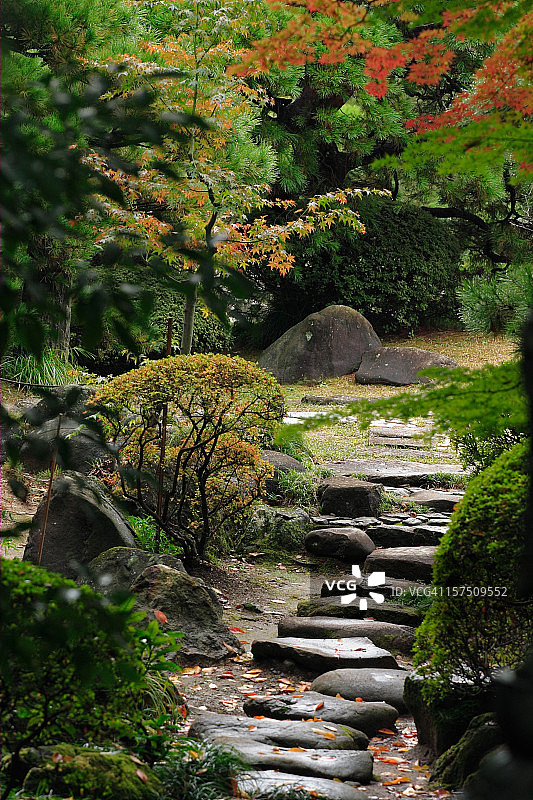 日式花园中的石板路图片素材