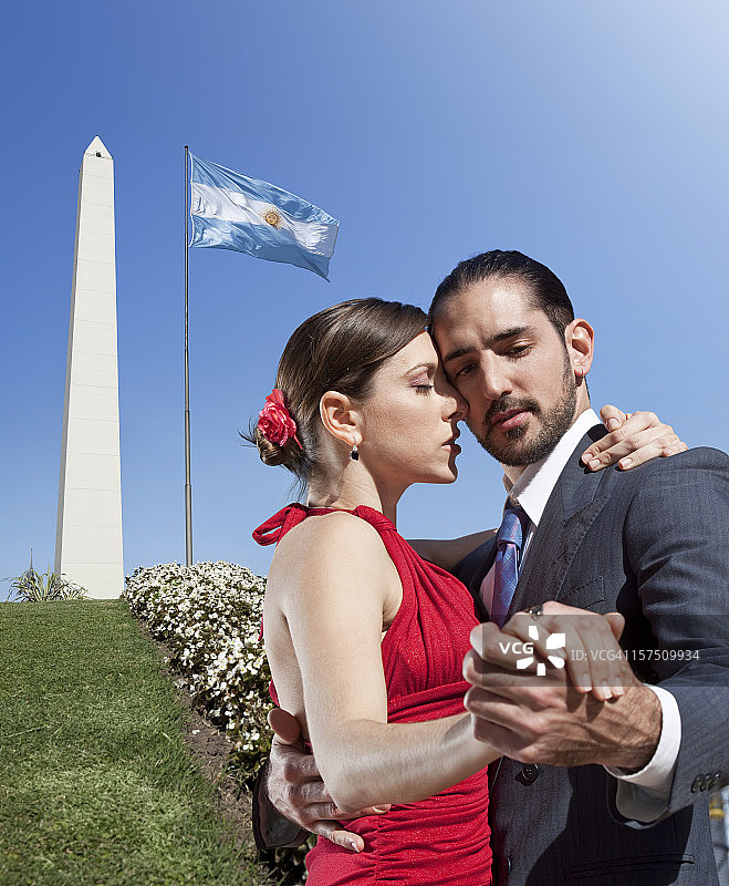 阿根廷情侣在布宜诺斯艾利斯街头跳探戈图片素材