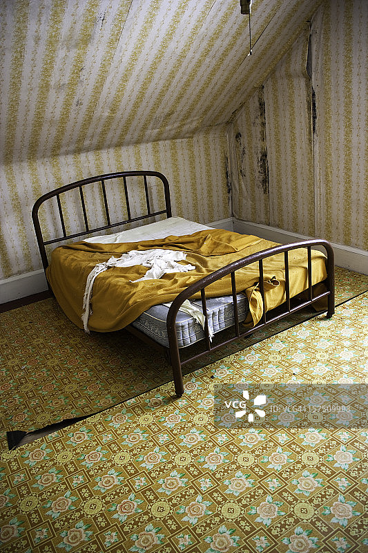 废弃房屋中的旧床图片素材
