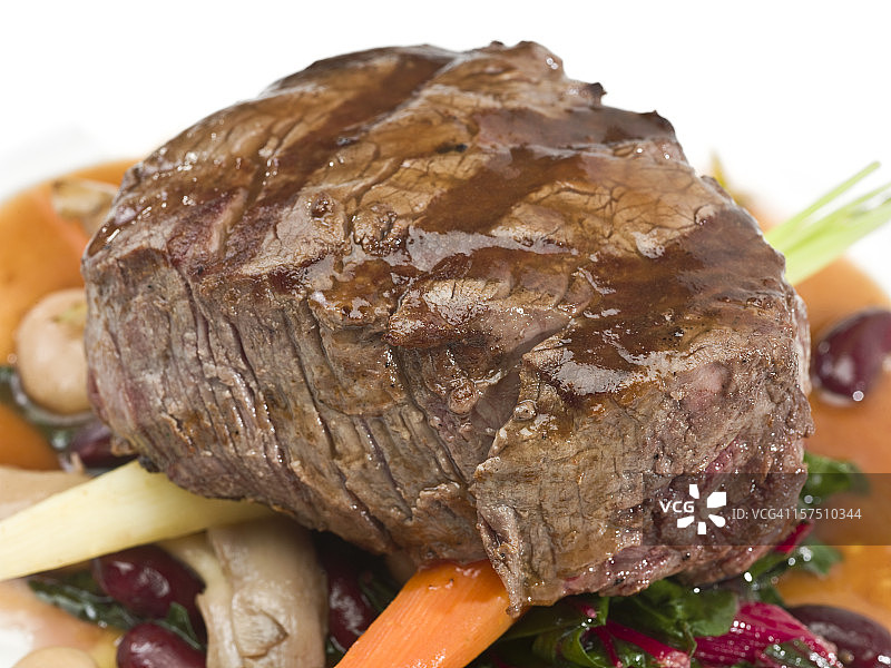 烤牛里脊配豆类图片素材