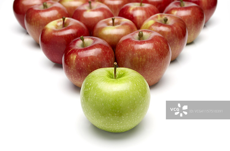 红色苹果金字塔，前方有一个绿色苹果图片素材