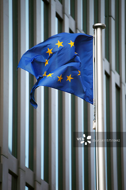 办公楼前的欧盟旗帜图片素材