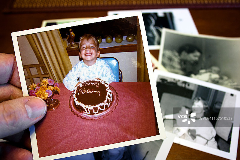 手持儿童和生日蛋糕的复古照片图片素材