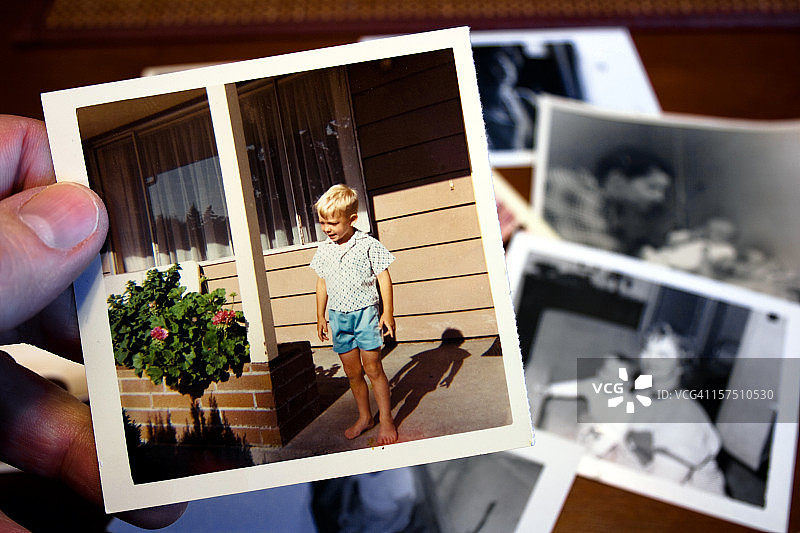 手持儿童夏季老照片图片素材