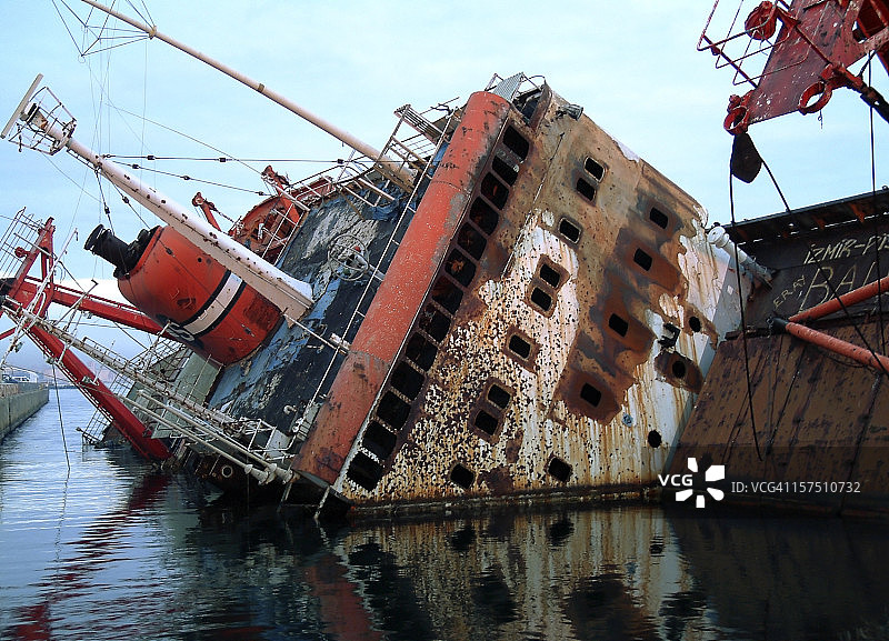土耳其伊斯坦布尔沉没的货船图片素材
