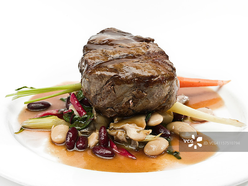 烤牛里脊配豆类图片素材
