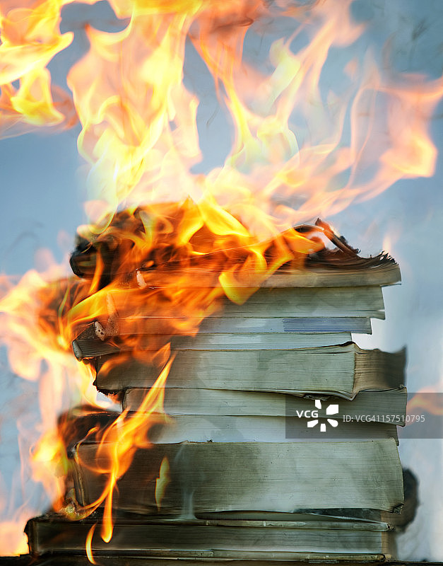 燃烧的书堆图片素材