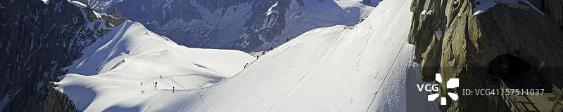 勃朗峰法国阿尔卑斯山登山者出发进入荒野图片素材