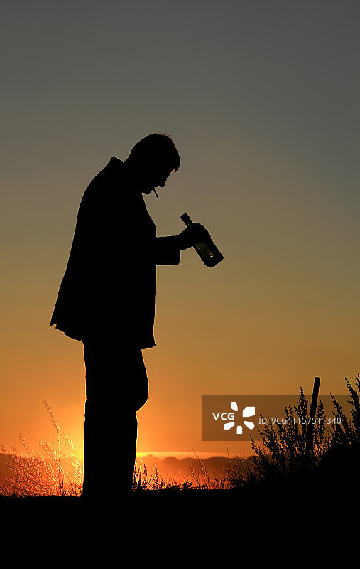 酗酒和沉迷的男人轮廓图片素材