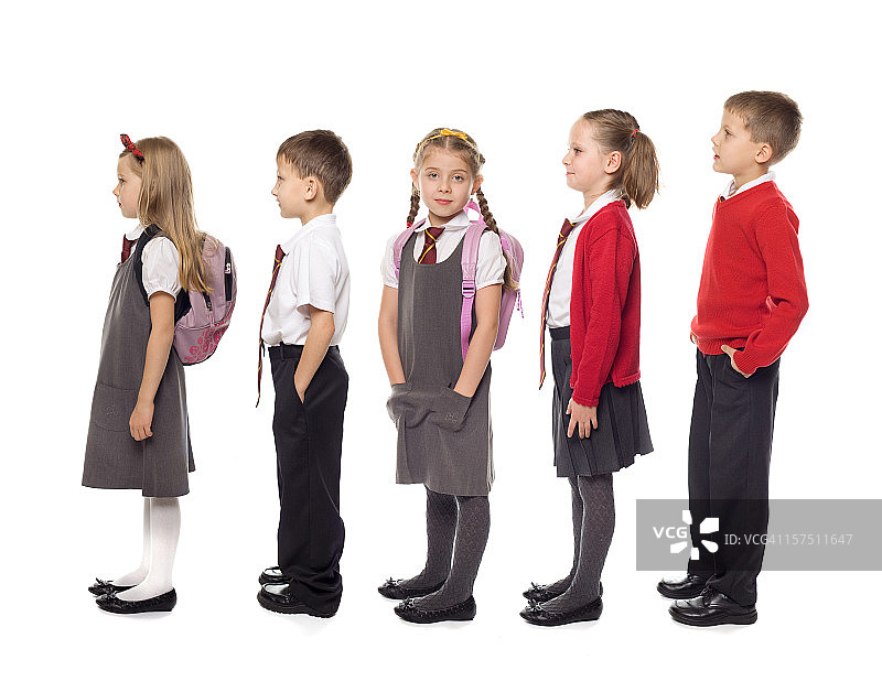 排队站立的学童，工作室隔离图片素材