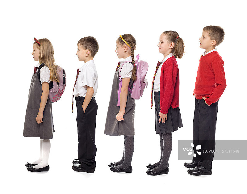 排队站立的学童，工作室隔离图片素材
