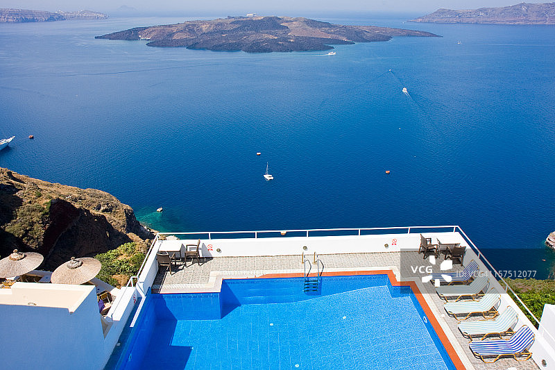 带日光浴床的游泳池图片素材