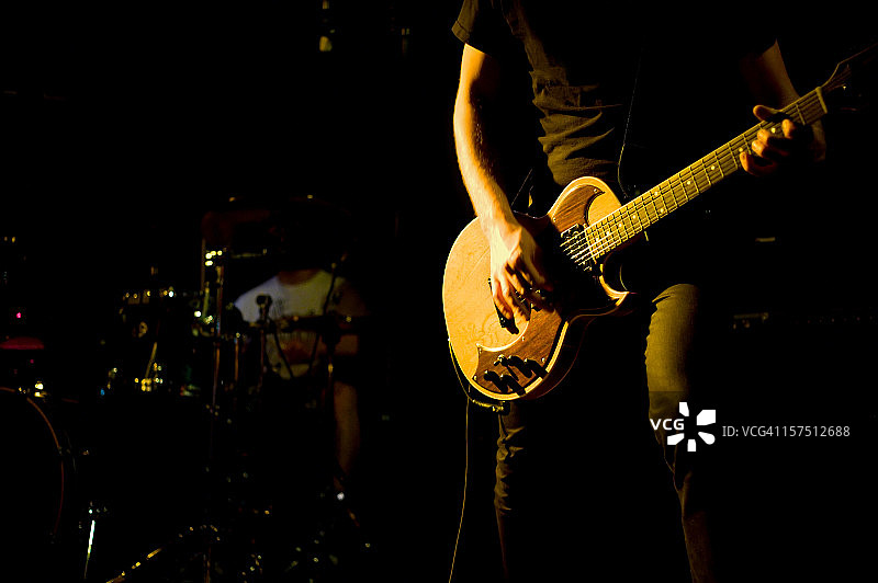 摇滚演出中的吉他手特写图片素材