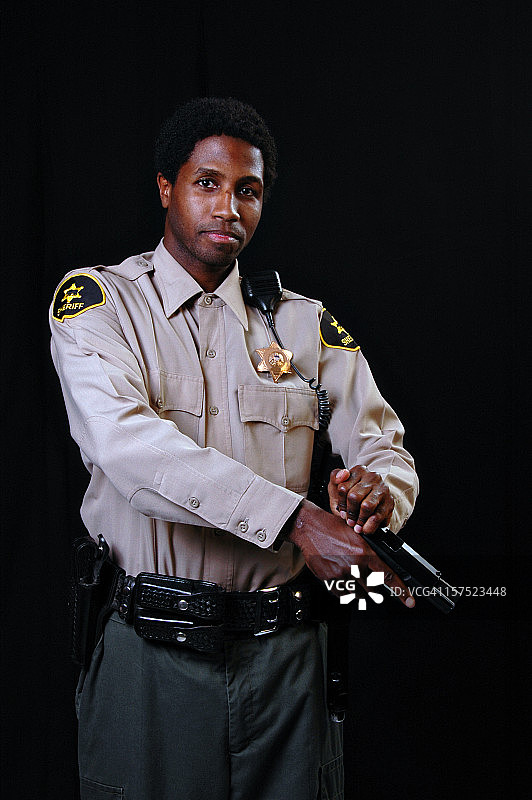 持枪的非裔美国警长图片素材