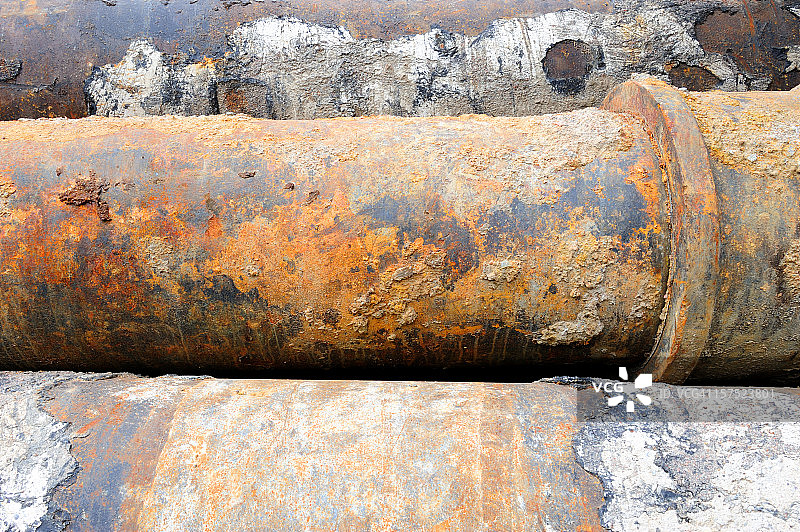 锈迹斑斑的巨型管道图片素材