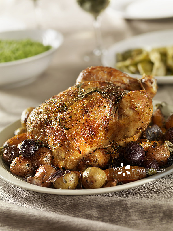 烤鸡配土豆图片素材