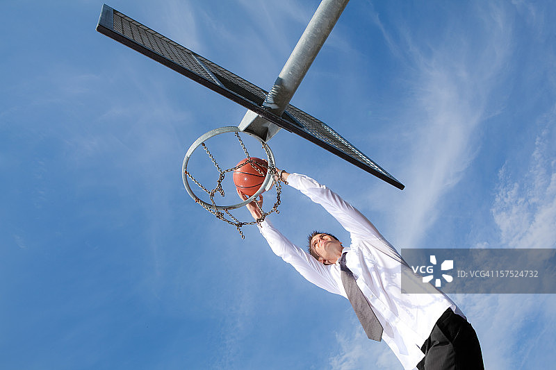 在蓝天下投掷篮子图片素材