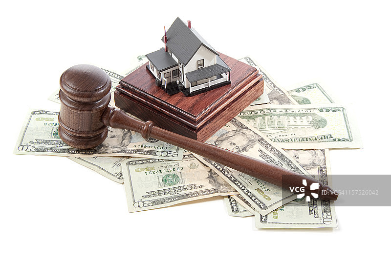 法槌、音块、钱以及白色模型房图片素材
