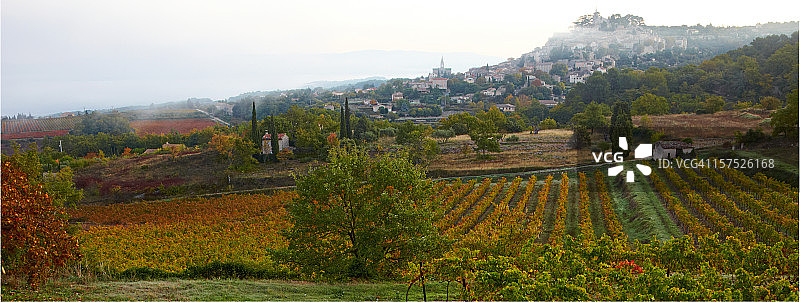 雨雾中的博尼约村图片素材