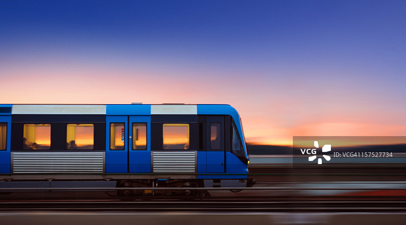 夕阳下列车横跨桥梁的地铁列车侧面图图片素材
