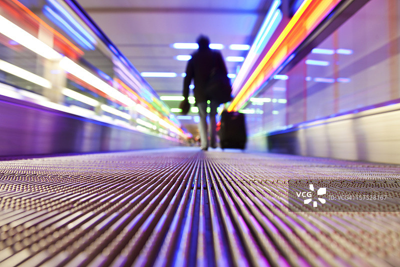 乘坐自动扶梯的人图片素材
