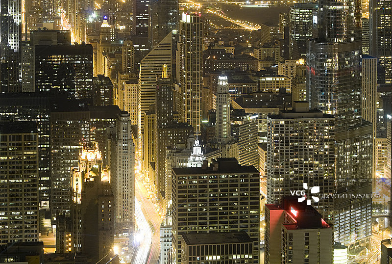 夜幕下的芝加哥密歇根大道俯瞰图片素材