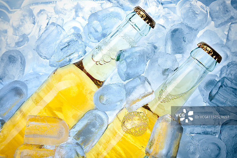 放在冰上的啤酒瓶图片素材