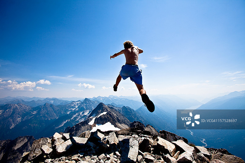 从山上跳下图片素材