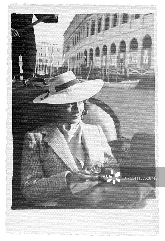 1935年威尼斯贡多拉上的年轻女子（黑白照片）图片素材