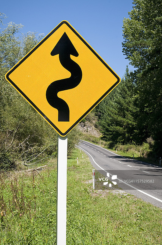 蜿蜒道路警告标志图片素材