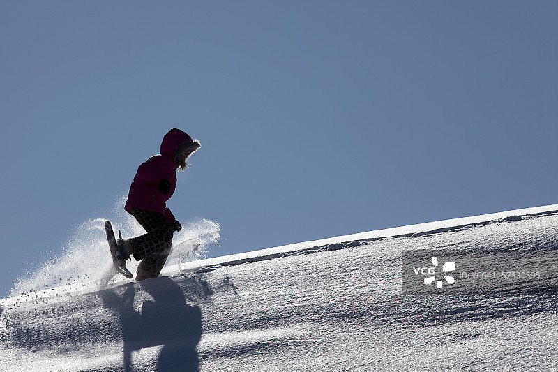 儿童使用雪鞋图片素材