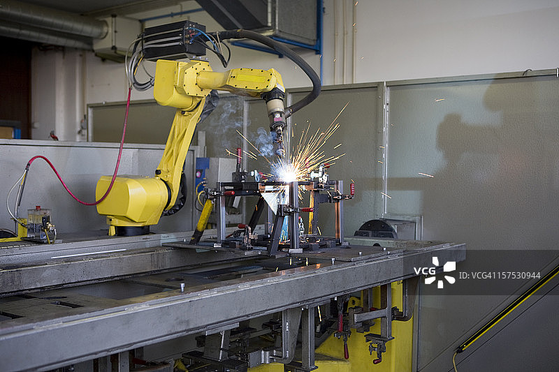 项目作业中的焊接机器人图片素材
