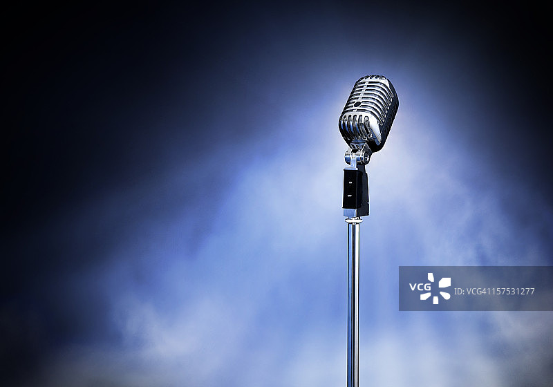 舞台上的经典复古风格现代麦克风(XXXL)图片素材