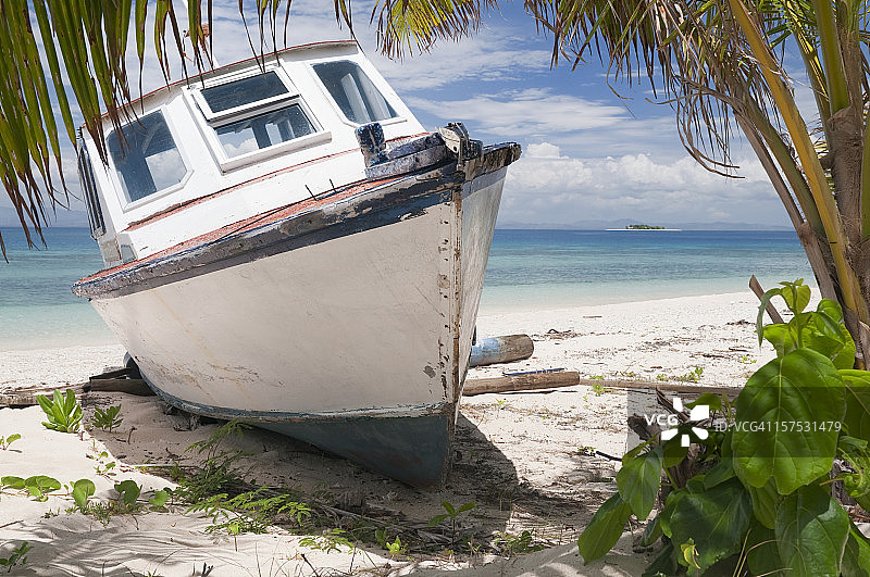 沙漠岛屿沉船图片素材