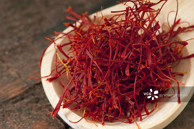 一勺鲜红的藏红花图片素材