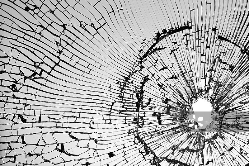 破碎玻璃上的弹孔图片素材