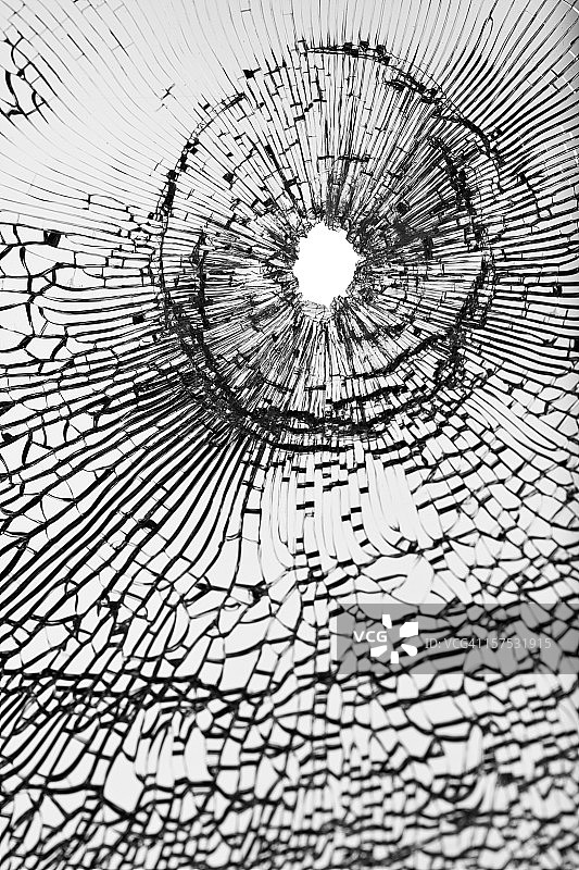 破碎玻璃上的弹孔图片素材