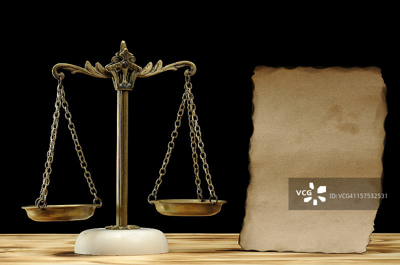 带纸张的古董天平图片素材